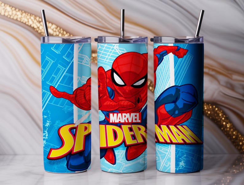 Pu&ograve; includere: Tre bicchieri in acciaio inossidabile con Spider-Man. Ogni bicchiere ha uno sfondo blu con un design di paesaggio urbano e una raffigurazione di Spider-Man in azione. Il logo Marvel e il testo "Spider-Man" sono ben visibili.