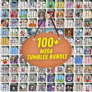 Könnte beinhalten: Eine Sammlung von über 100 Bechern mit verschiedenen Designs, darunter Zeichentrickfiguren und Urlaubsthemen. Die Becher werden auf Regalen präsentiert, mit einem Holzschild mit der Aufschrift "100+ MEGA TUMBLER BUNDLE."