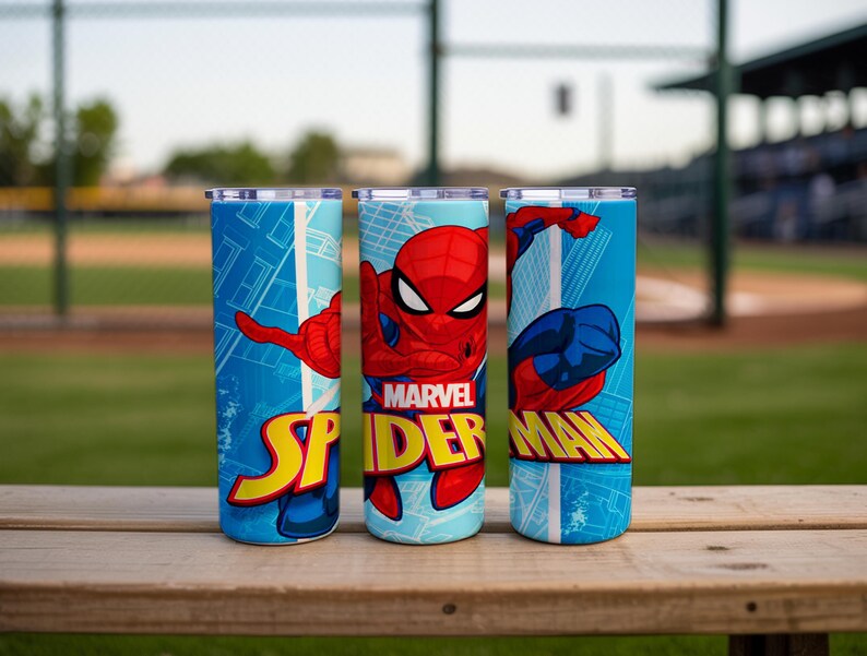 Pu&ograve; includere: Tre bicchieri in acciaio inossidabile con il personaggio Marvel Comics Spider-Man. I bicchieri hanno uno sfondo blu con Spider-Man in pose d'azione. Il logo Marvel Spider-Man &egrave; visualizzato in giallo e rosso.