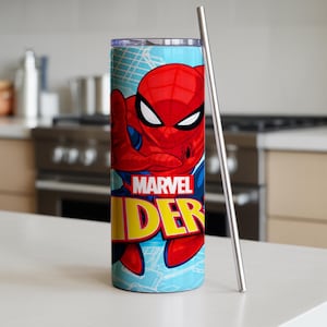 Pu&ograve; includere: Un bicchiere cilindrico alto con il personaggio Marvel Comics Spider-Man. Il bicchiere ha un design rosso, blu e giallo con una cannuccia in acciaio inossidabile. Lo sfondo &egrave; una cucina.