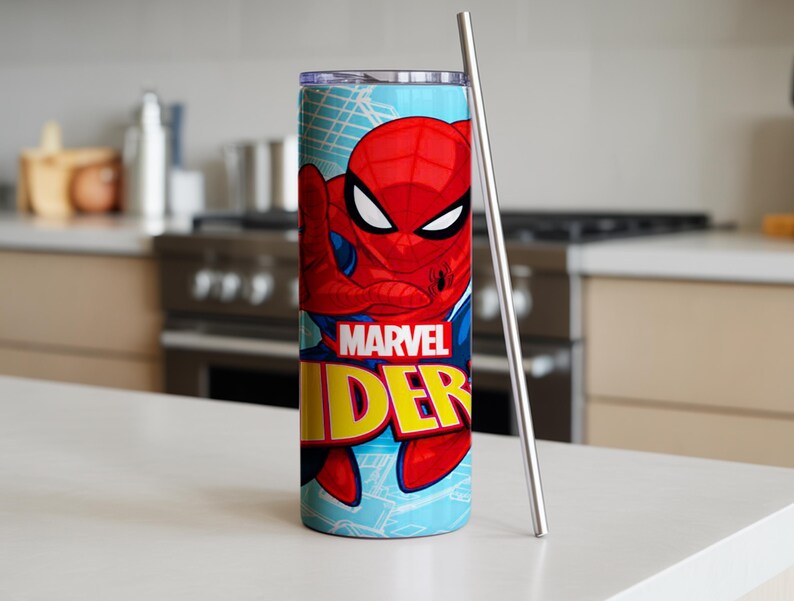 Pu&ograve; includere: Un bicchiere cilindrico alto con il personaggio Marvel Comics Spider-Man. Il bicchiere ha un design rosso, blu e giallo con una cannuccia in acciaio inossidabile. Lo sfondo &egrave; una cucina.