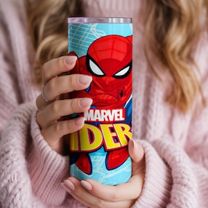 Pu&ograve; includere: Un bicchiere cilindrico alto con un design di Spider-Man. Il bicchiere ha uno sfondo azzurro con una grafica di Spider-Man rossa e blu. I loghi Marvel e Spider-Man sono visualizzati in giallo e rosso.