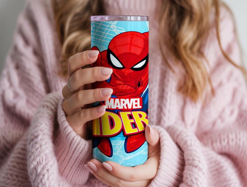 Pu&ograve; includere: Un bicchiere cilindrico alto con un design di Spider-Man. Il bicchiere ha uno sfondo azzurro con una grafica di Spider-Man rossa e blu. I loghi Marvel e Spider-Man sono visualizzati in giallo e rosso.