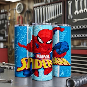Pu&ograve; includere: Tre bicchieri isolati blu con il logo e l'artwork del personaggio di Marvel Spider-Man. I bicchieri hanno uno sfondo bianco e blu con le parole "Marvel Spider-Man" in giallo e rosso. I bicchieri sono cilindrici.