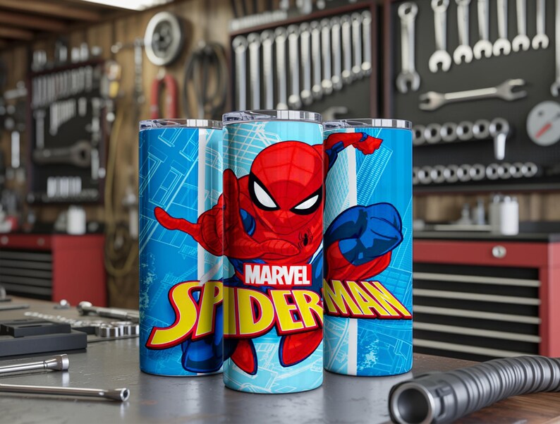 Pu&ograve; includere: Tre bicchieri isolati blu con il logo e l'artwork del personaggio di Marvel Spider-Man. I bicchieri hanno uno sfondo bianco e blu con le parole "Marvel Spider-Man" in giallo e rosso. I bicchieri sono cilindrici.