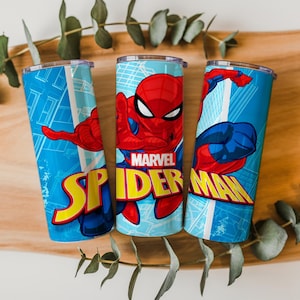 Pu&ograve; includere: Tre bicchieri isolati blu con Spider-Man. I bicchieri hanno uno sfondo blu con un design a paesaggio urbano. Il logo e il personaggio di Spider-Man sono ben visibili in rosso, blu e giallo.