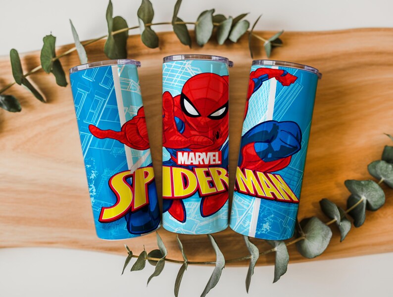 Pu&ograve; includere: Tre bicchieri isolati blu con Spider-Man. I bicchieri hanno uno sfondo blu con un design a paesaggio urbano. Il logo e il personaggio di Spider-Man sono ben visibili in rosso, blu e giallo.