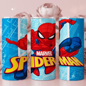 Pu&ograve; includere: Tre bicchieri isolati blu e bianchi con il personaggio Marvel Comics Spider-Man. I bicchieri hanno un design avvolgente con Spider-Man in azione, il logo Marvel e le parole "Spider-Man" in giallo e rosso.