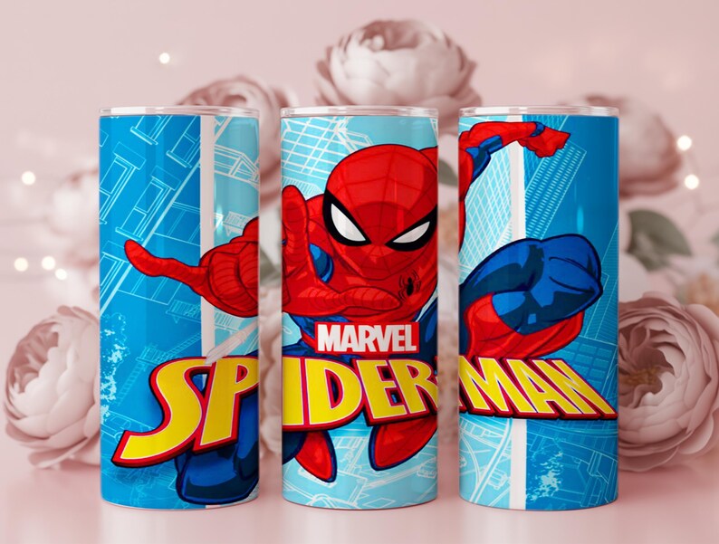 Pu&ograve; includere: Tre bicchieri isolati blu e bianchi con il personaggio Marvel Comics Spider-Man. I bicchieri hanno un design avvolgente con Spider-Man in azione, il logo Marvel e le parole "Spider-Man" in giallo e rosso.