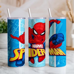Pu&ograve; includere: Tre bicchieri cilindrici con coperchi trasparenti e cannucce bianche. Ogni bicchiere presenta un'immagine diversa di Spider-Man in rosso e blu, con le parole "MARVEL SPIDER-MAN" in giallo e bianco su sfondo blu.