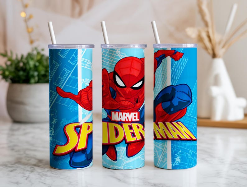 Pu&ograve; includere: Tre bicchieri cilindrici con coperchi trasparenti e cannucce bianche. Ogni bicchiere presenta un'immagine diversa di Spider-Man in rosso e blu, con le parole "MARVEL SPIDER-MAN" in giallo e bianco su sfondo blu.