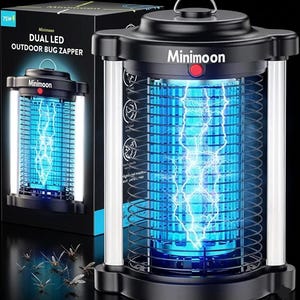 Puede incluir: Mata insectos para exteriores negro y plateado con la marca "Minimoon". El dispositivo tiene un diseño cilíndrico con una jaula de metal y emite una luz azul brillante. La caja del embalaje es visible en el fondo, con el texto "Dual LED Outdoor Bug Zapper".