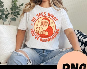 «Él ve lo que has estado leyendo» (PNG), diseño para camiseta navideña con temática literaria, regalo divertido para amantes de los libros, Papá Noel lector, archivo digital para imprimir