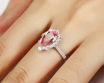 Anillo de compromiso de plata de ley con halo de diamantes en forma de pera rosa de 3 quilates
