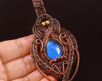 Colgante de labradorita azul brillante hecho a mano con alambre de cobre: Joyería de piedras preciosas