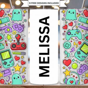 Puede incluir: Un vaso cilíndrico con un panel central blanco que presenta el nombre MELISSA impreso en texto vertical negro. La superficie circundante muestra un patrón colorido de mandos de juego, consolas portátiles, fantasmas, corazones y estrellas.