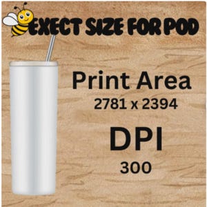 Op de afbeelding: Een witte beker met een zilveren rietje, tegen een achtergrond met houtnerf. De tekst luidt "EXECT SIZE FOR POD", "Print Area 2781 x 2394" en "DPI 300". Een cartoonbij zit in de linkerbovenhoek.