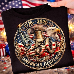 K&ouml;nnte beinhalten: Schwarzes T-Shirt mit einem patriotischen Design, das 250 Jahre amerikanisches Erbe feiert. Die Grafik zeigt die Freiheitsstatue, einen Adler, die Liberty Bell und die amerikanische Flagge mit den Jahren 1776-2026.