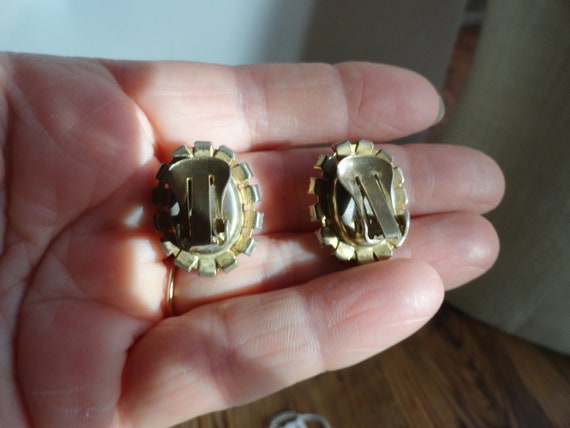 Vintage Women's White Glass Oval Earrings Gold To… - image 5