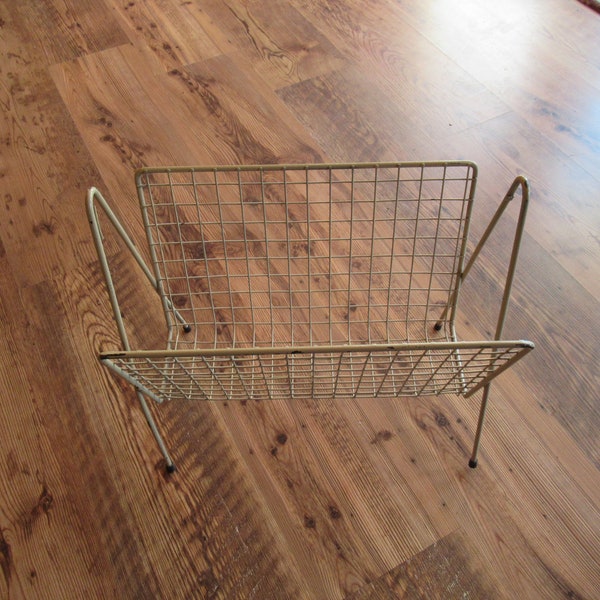 Vintage Beige Metal Wire Magazine Rack Chippie Paint Retro Book/Record/CDs/Tablet Charging Station 1950s to 1970s Stand Shelf Rubber Feet