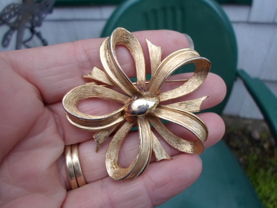 Vintage Women's Pell Brushed & Shiny Flower Pin 1… - image 1