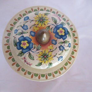 vintage Asiatique Inspiré Tin Murray-Allen Boîte décorative Petites fleurs en relief Couvercle Vert Sarcelle Ronde Boîte Florale Petit Rangement années 1960 70 image 3