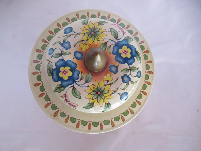 vintage Asiatique Inspiré Tin Murray-Allen Boîte décorative Petites fleurs en relief Couvercle Vert Sarcelle Ronde Boîte Florale Petit Rangement années 1960 70 image 3