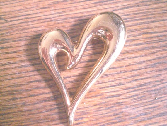 Vintage Monet Heart Pin Large Gold Tone Big Heart… - image 1