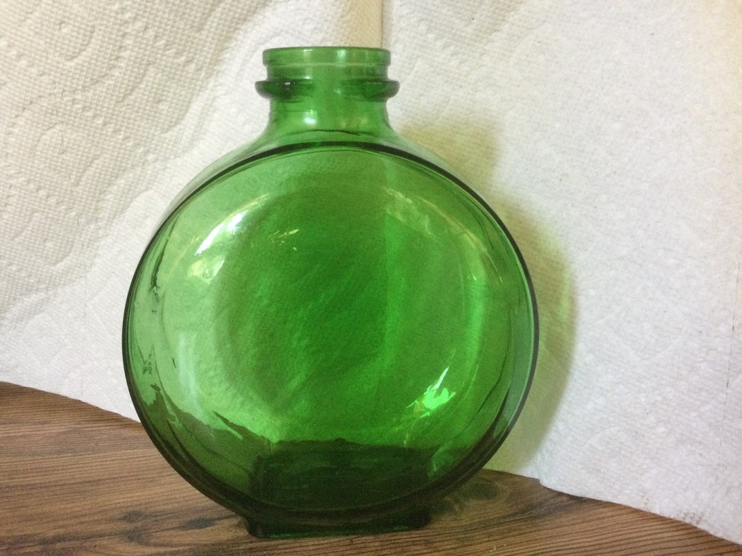 Bouteille réfrigérée vintage en verre vert de jus de pruneau doux au soleil  -  France