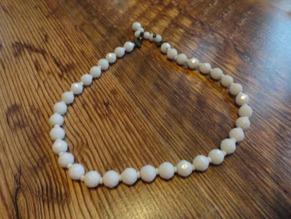 Vintage Women's White Faceted Glass Beaded Neckla… - image 4