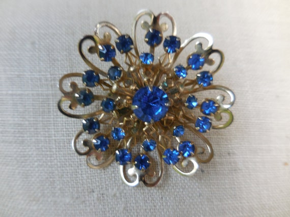 Vintage Women's Blue Rhinestone Flower Pin Gold T… - image 1
