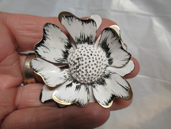 Vintage Women's White & Black Enamel Flower Pin 1… - image 1