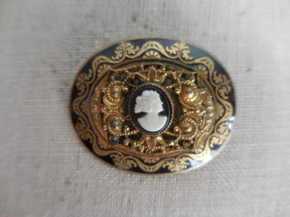 Vintage Women’s Oval Cameo Pin Gold Tone Cameo Br… - image 4