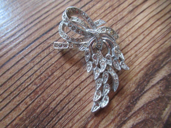 Vintage Women's Clear Rhinestone Brooch Small Bow… - image 1