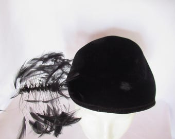CHIC 1950s BLACK VELVET TOQUE WITH BLACK FEATHER AND CRIN TRIM. Vintage Black Velvet Hat With Feathers Ladies Cap Movie Prop  main image 4