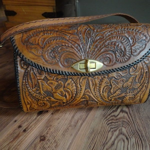 Bolso de mano vintage de cuero repujado marrón, cartera grande, herrajes dorados, asa ajustable, costuras con iniciales C.K.C., década de 1970 y 1980