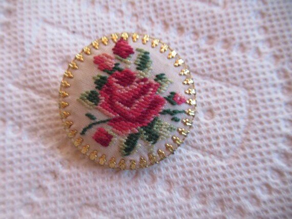Embroidered Pin Vintage 1950s to 1970s Gold Tone Hand Embroidered Pin… - Gem