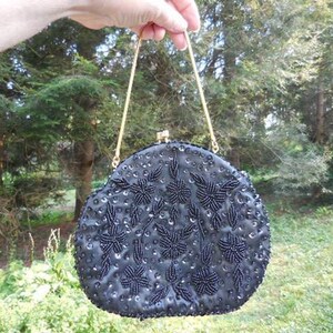 Monedero pequeño vintage negro con lentejuelas y cuentas Grande Maison Blanche, cadena de serpiente dorada, bolso de noche dorado de los años 50 y 60, cierre de beso para boda