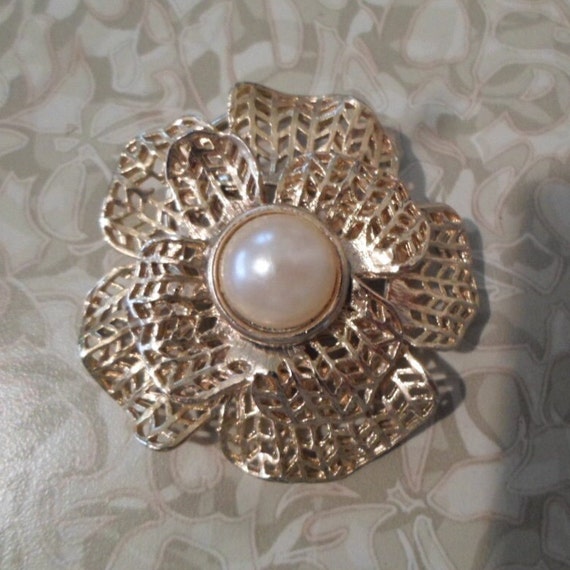 Vintage Women's Filigree & Faux Pearl Scarf Clip … - image 1