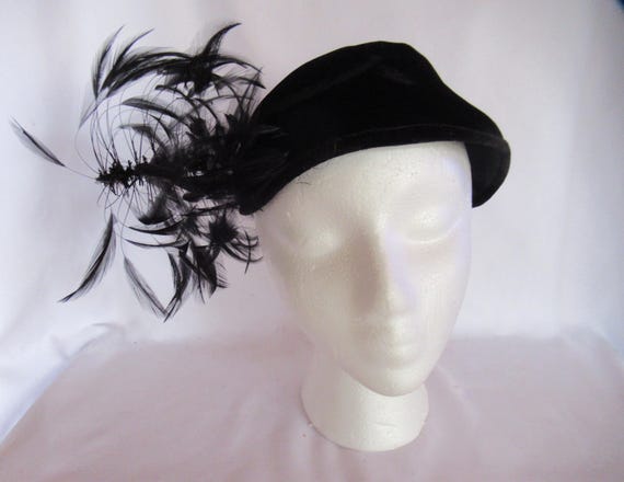 DISTINCTIVE 1940s\' BLACK FELT & VELVET ASYMMETRICAL HAT WITH BLACK FEATHER SPRAY New York Creation | Accessories | Distinctive 94s Black Felt  main image 2