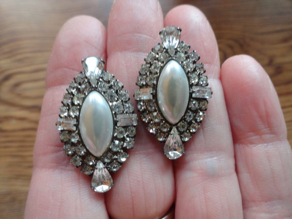 Vintage Women's Pronged Rhinestones & Faux Pearl … - image 6