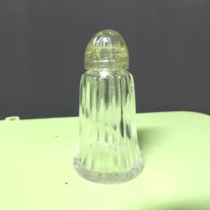 Vintage Hazel Atlas Salt Shaker Clear Glass 1920s to 1960s One/Single/Orphan Small Plastic Screw Cap