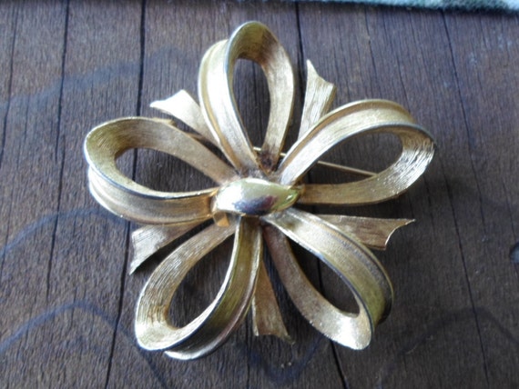 Vintage Women's Pell Brushed & Shiny Flower Pin 1… - image 3