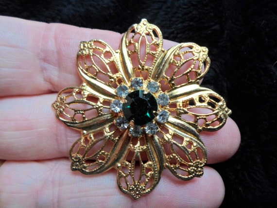 Vintage Women’s Large Flower Shape Pin Emerald Gr… - image 3