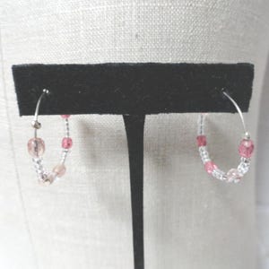 Pendientes de aro de plata de ley con cuentas rosas, cuentas de vidrio plateadas, claros y oscuros, regalo para damas o mujeres, hechos a mano, ligeros