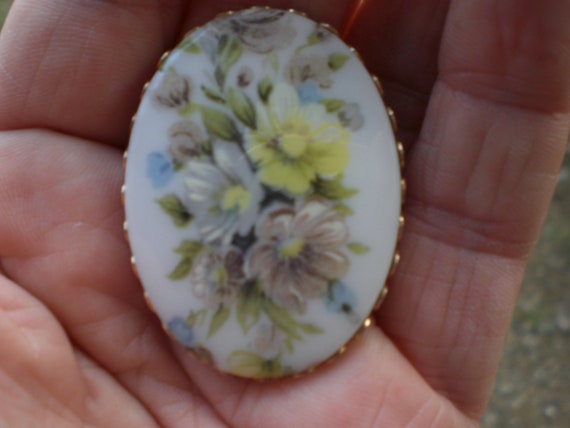 Vintage Women's White Glass Cabochon Flower Pin Y… - image 3