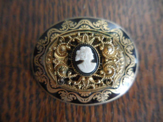 Vintage Women’s Oval Cameo Pin Gold Tone Cameo Br… - image 3