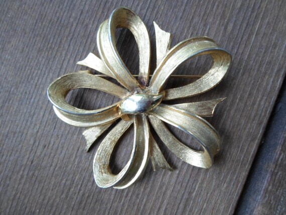 Vintage Women's Pell Brushed & Shiny Flower Pin 1… - image 4