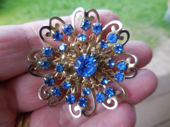 Vintage Women's Blue Rhinestone Flower Pin Gold T… - image 2