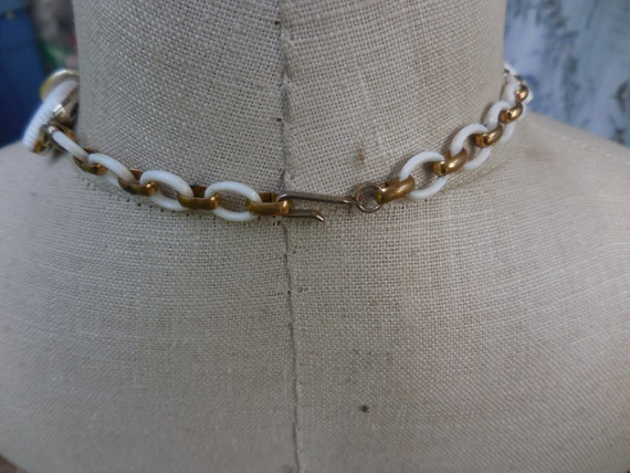 Vintage Women's Signed Lisner Necklace White Plas… - image 4